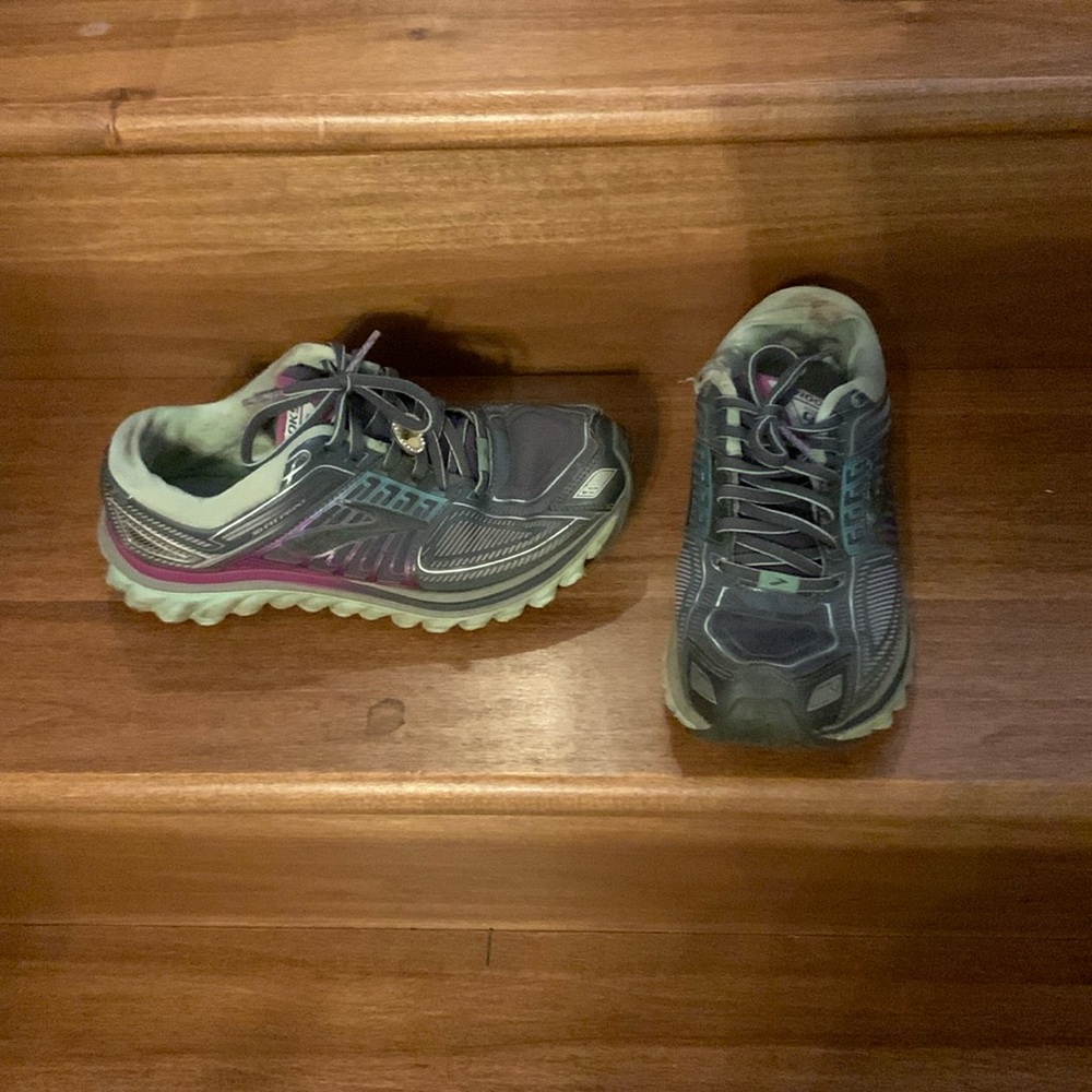 Brooks tennis shoes